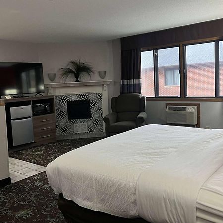Отель Ramada By Wyndham Cedar Rapids South Экстерьер фото