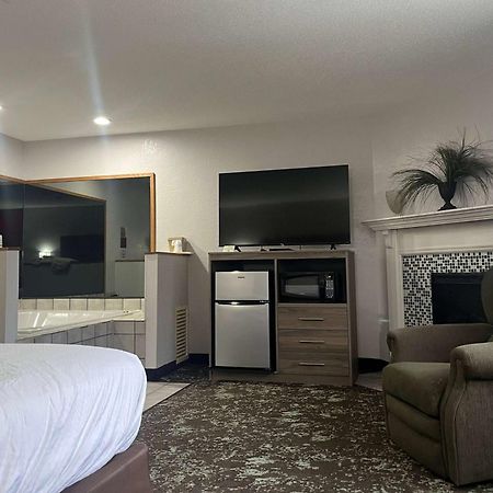 Отель Ramada By Wyndham Cedar Rapids South Экстерьер фото