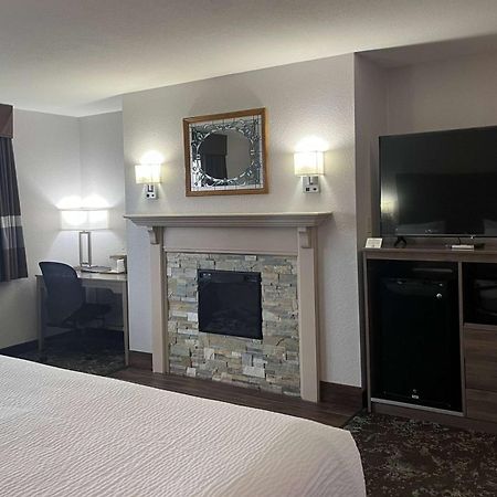 Отель Ramada By Wyndham Cedar Rapids South Экстерьер фото