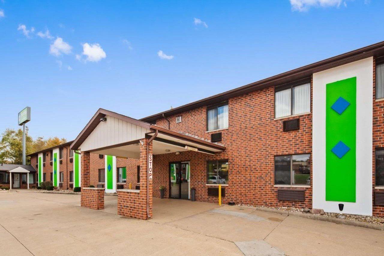 Отель Ramada By Wyndham Cedar Rapids South Экстерьер фото