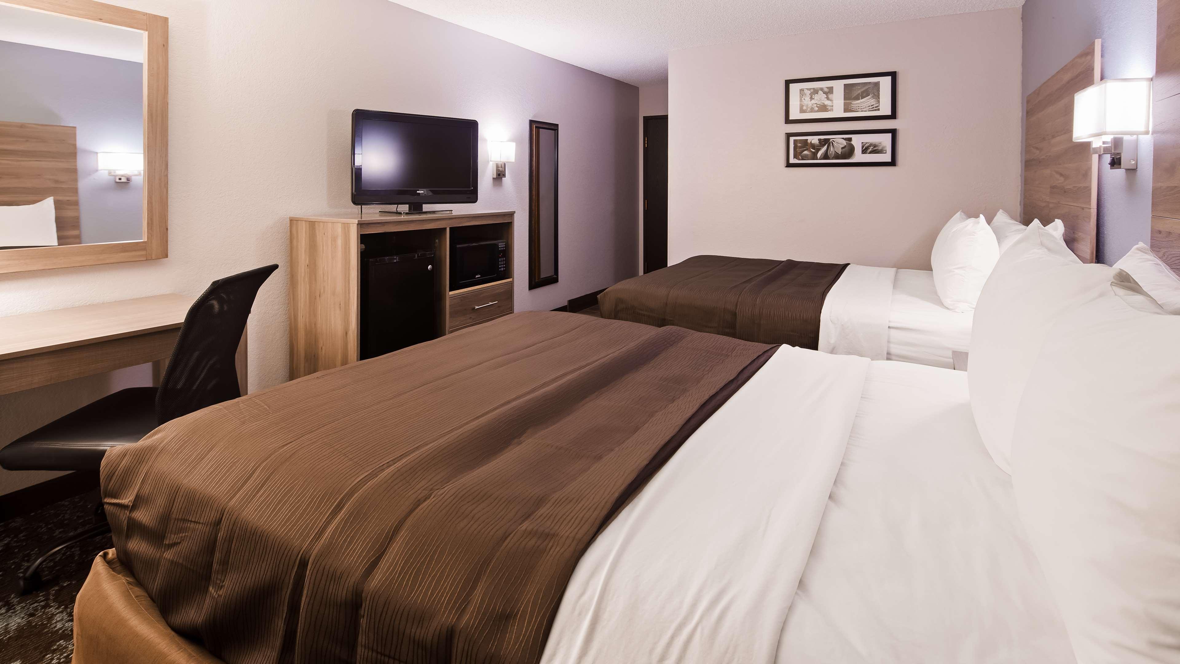 Отель Ramada By Wyndham Cedar Rapids South Экстерьер фото