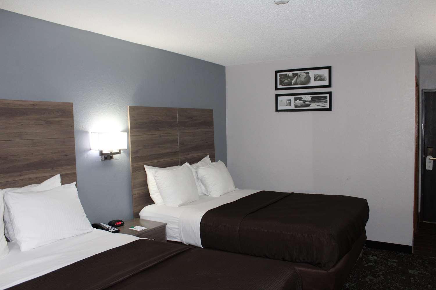 Отель Ramada By Wyndham Cedar Rapids South Экстерьер фото