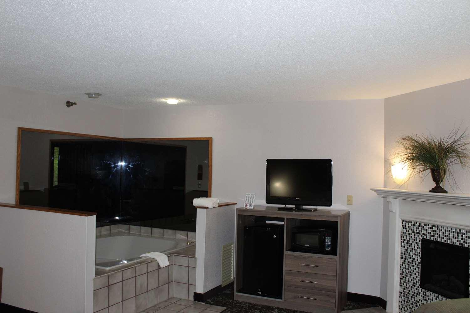 Отель Ramada By Wyndham Cedar Rapids South Экстерьер фото