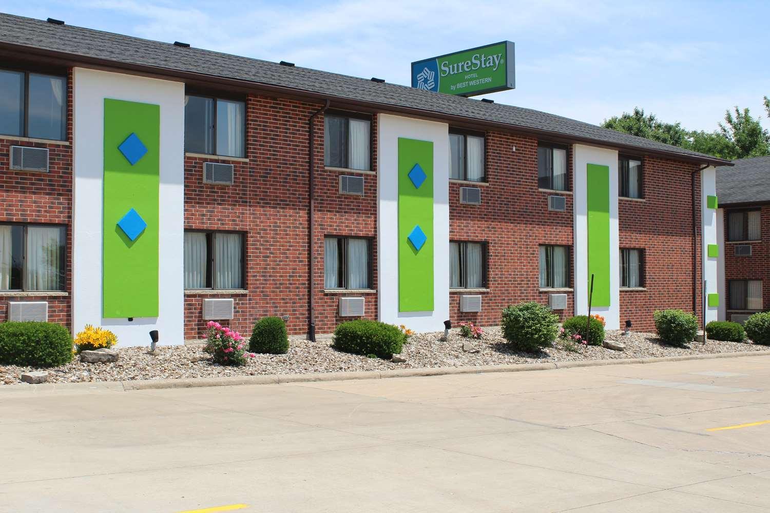Отель Ramada By Wyndham Cedar Rapids South Экстерьер фото