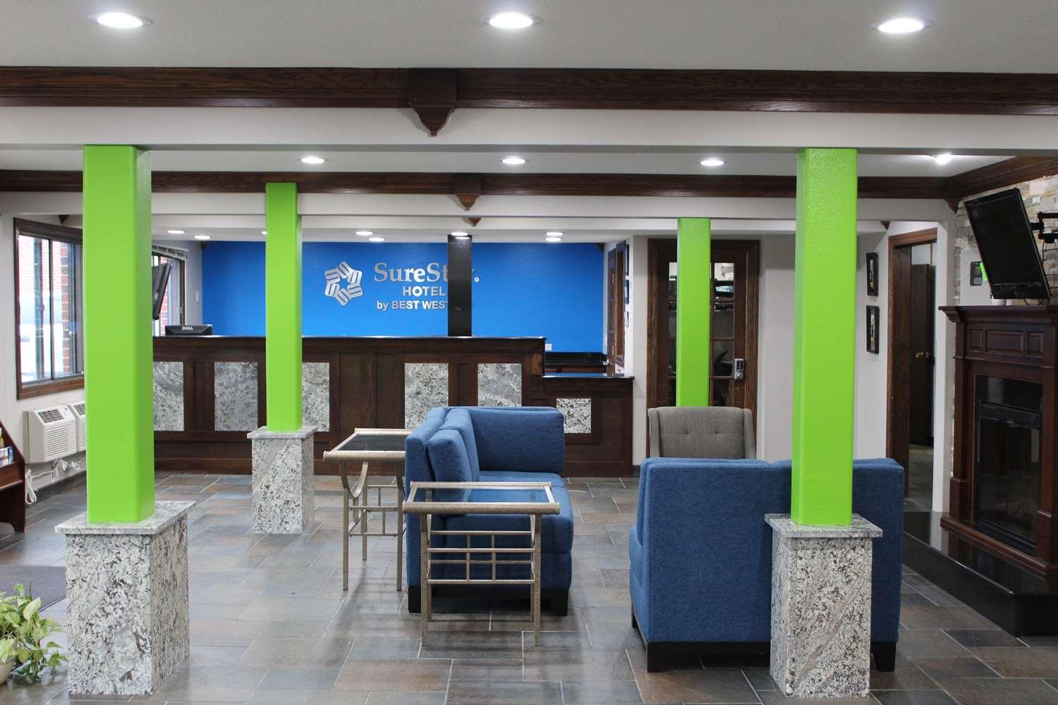 Отель Ramada By Wyndham Cedar Rapids South Экстерьер фото