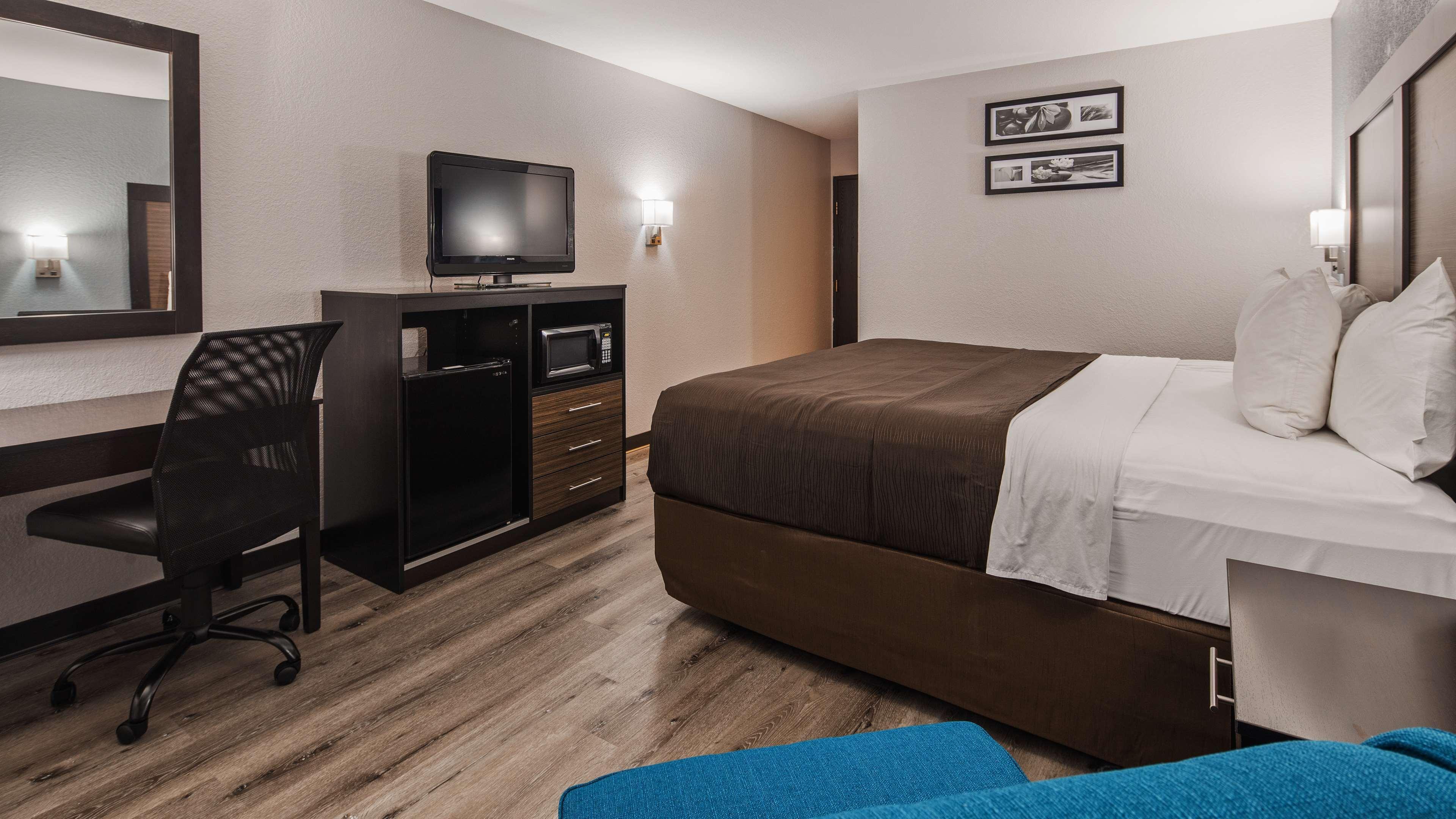 Отель Ramada By Wyndham Cedar Rapids South Экстерьер фото