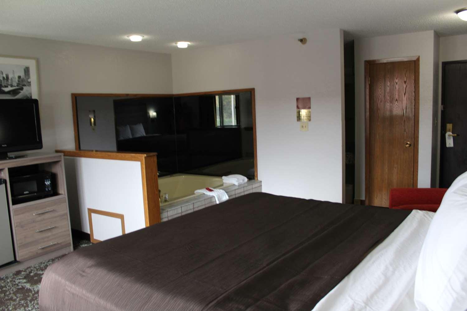 Отель Ramada By Wyndham Cedar Rapids South Экстерьер фото