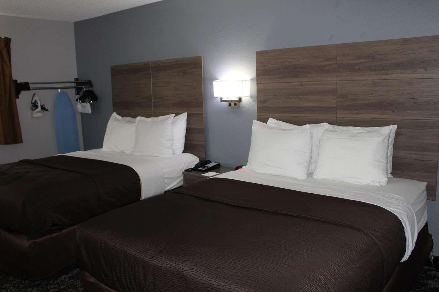 Отель Ramada By Wyndham Cedar Rapids South Экстерьер фото