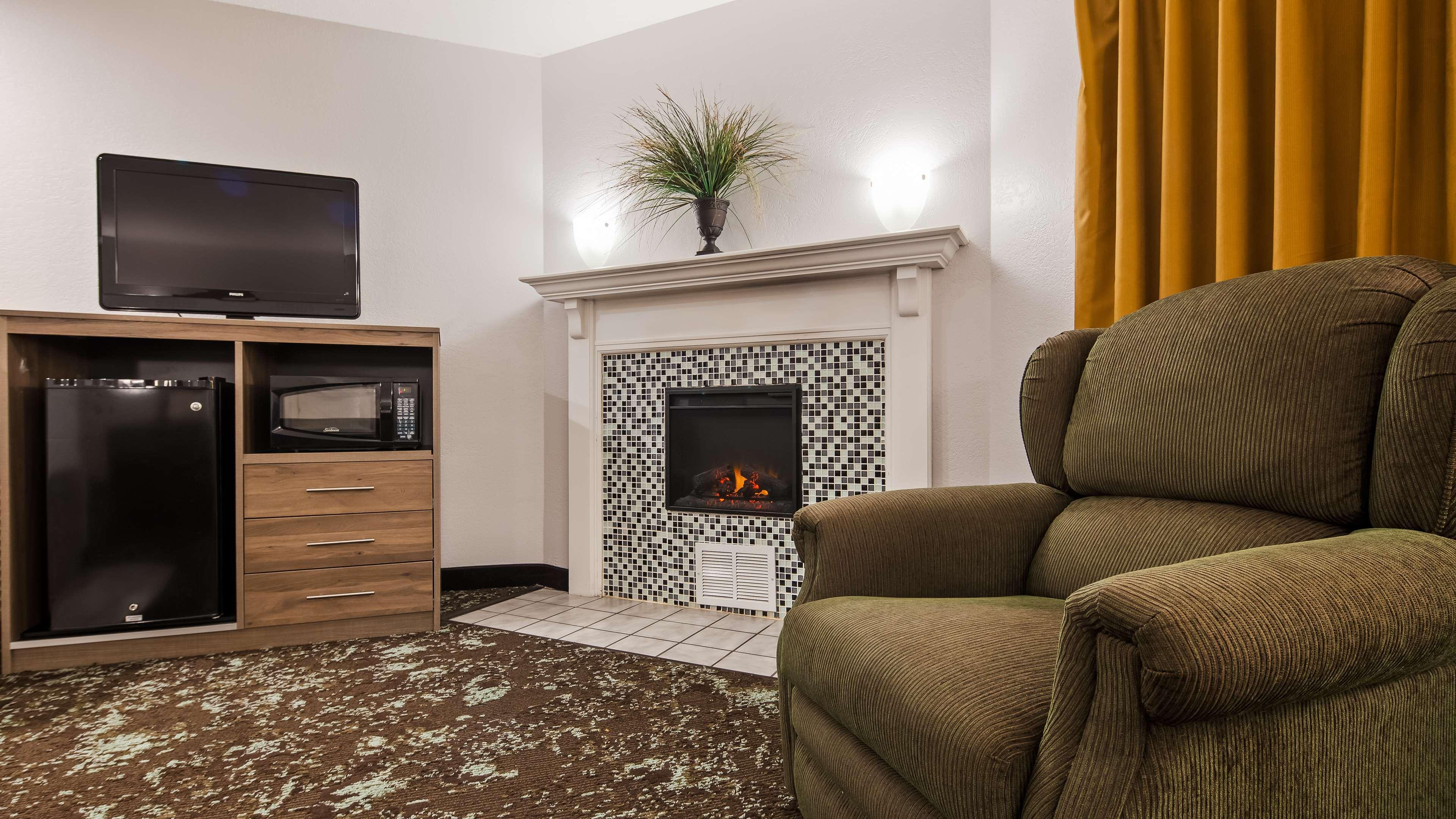 Отель Ramada By Wyndham Cedar Rapids South Экстерьер фото