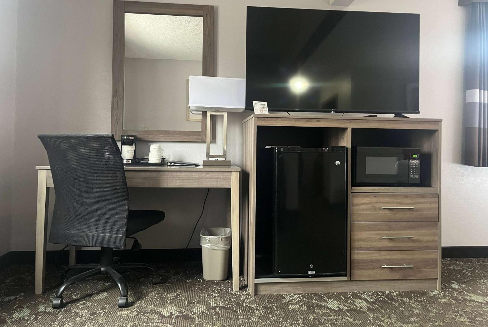 Отель Ramada By Wyndham Cedar Rapids South Экстерьер фото