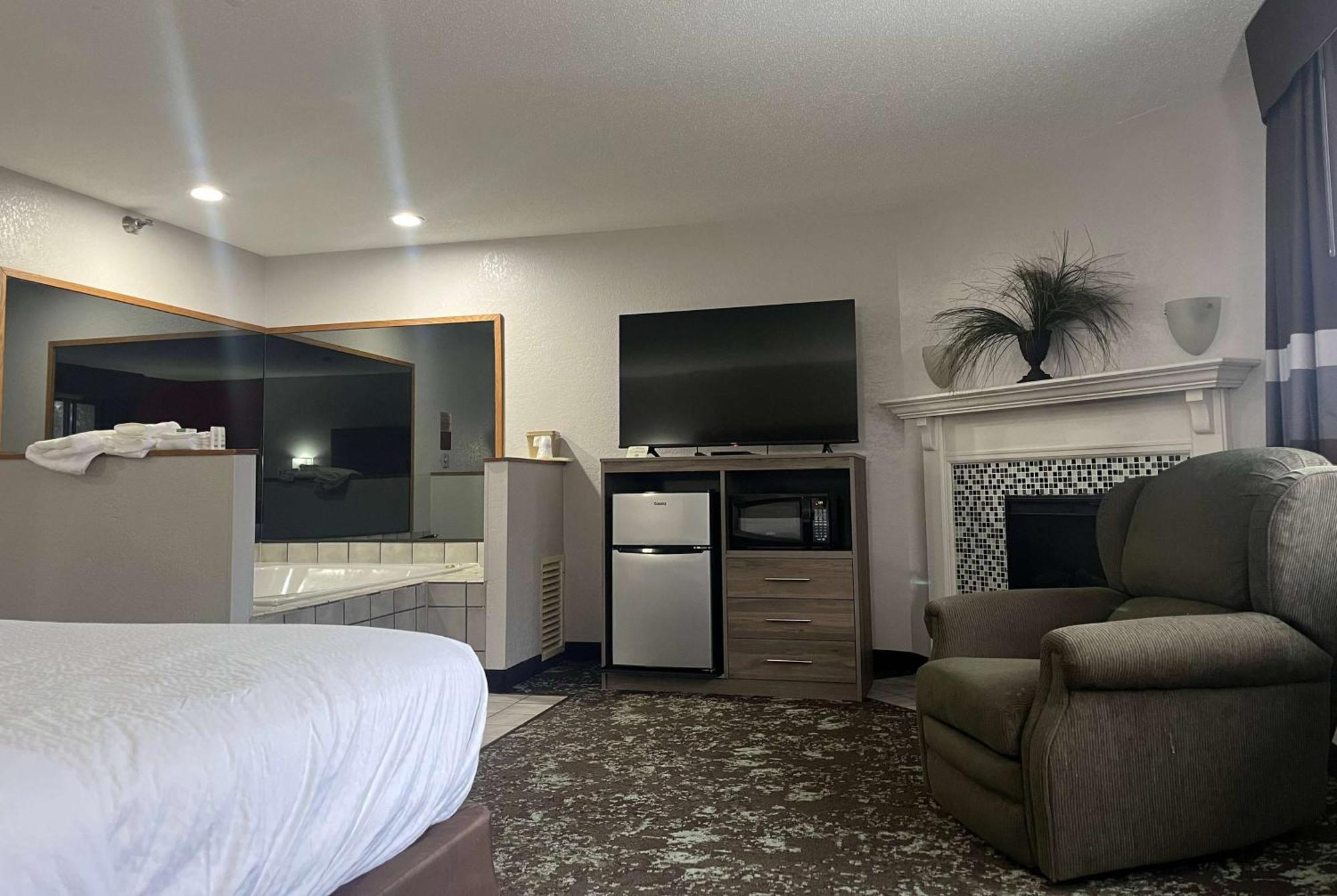Отель Ramada By Wyndham Cedar Rapids South Экстерьер фото