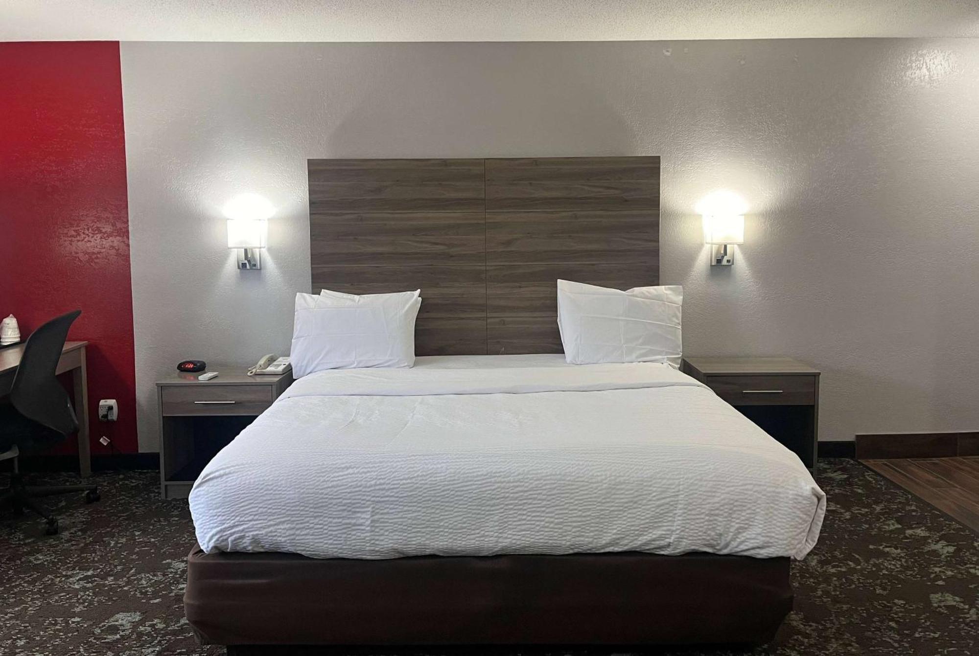 Отель Ramada By Wyndham Cedar Rapids South Экстерьер фото