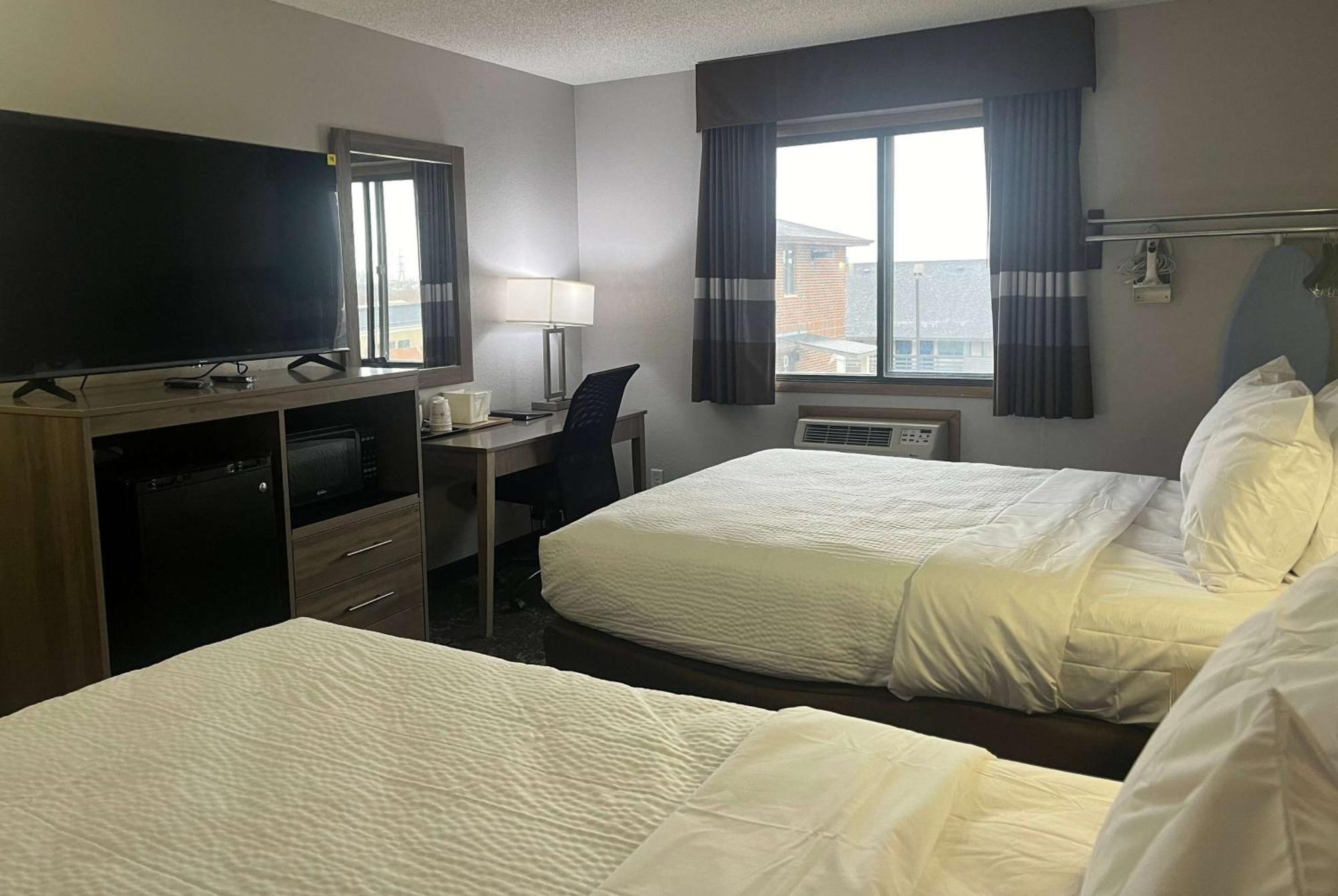 Отель Ramada By Wyndham Cedar Rapids South Экстерьер фото
