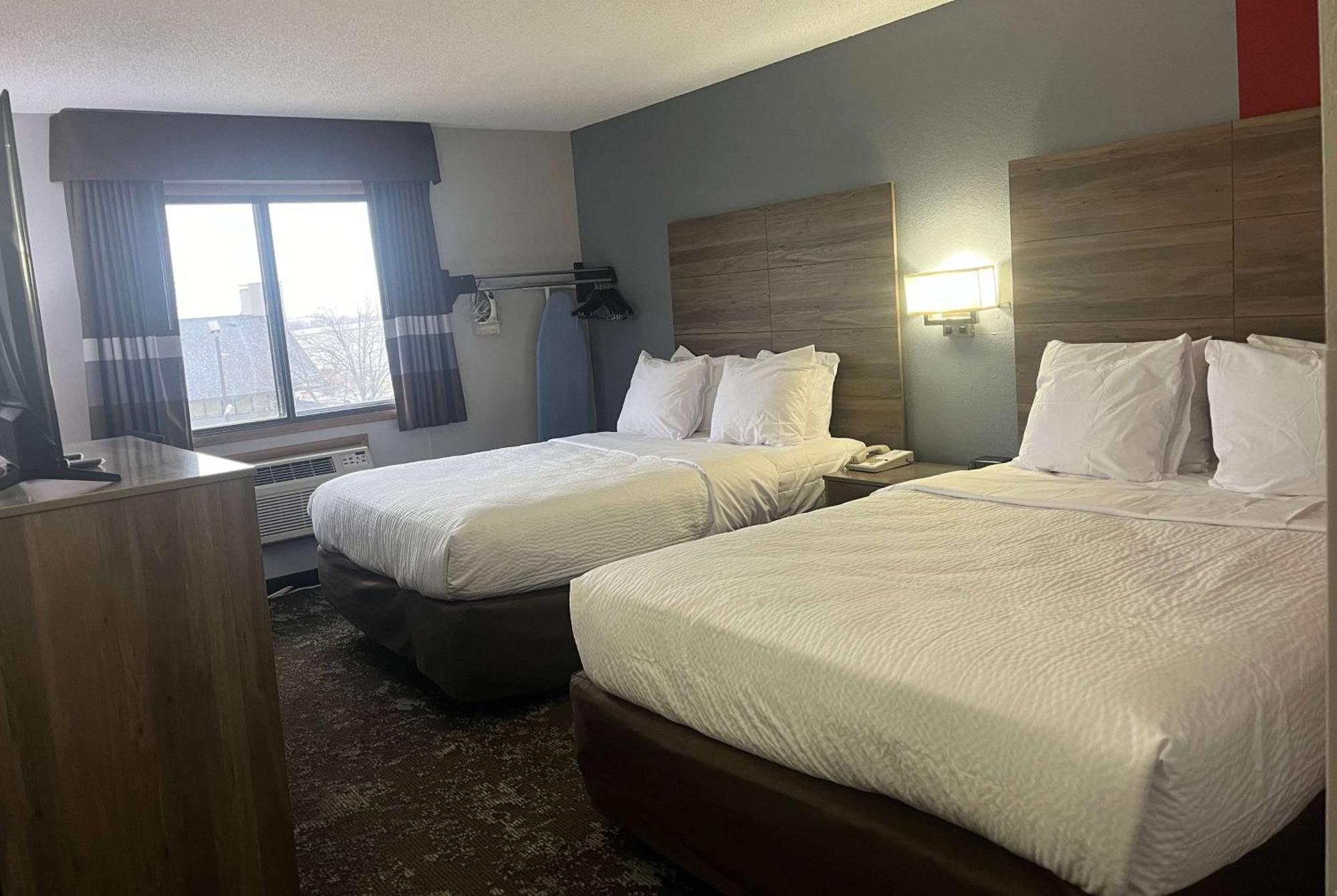 Отель Ramada By Wyndham Cedar Rapids South Экстерьер фото