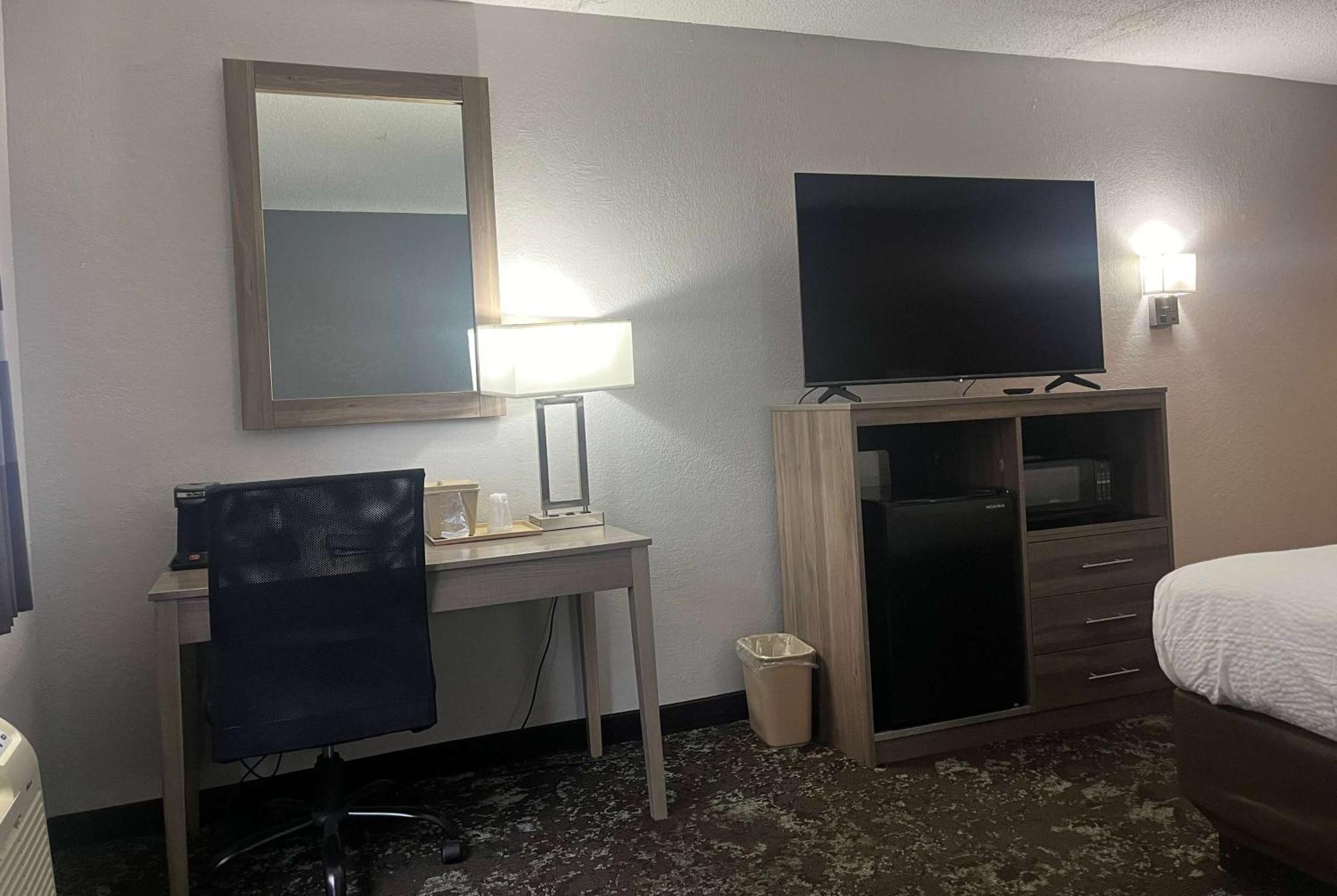 Отель Ramada By Wyndham Cedar Rapids South Экстерьер фото