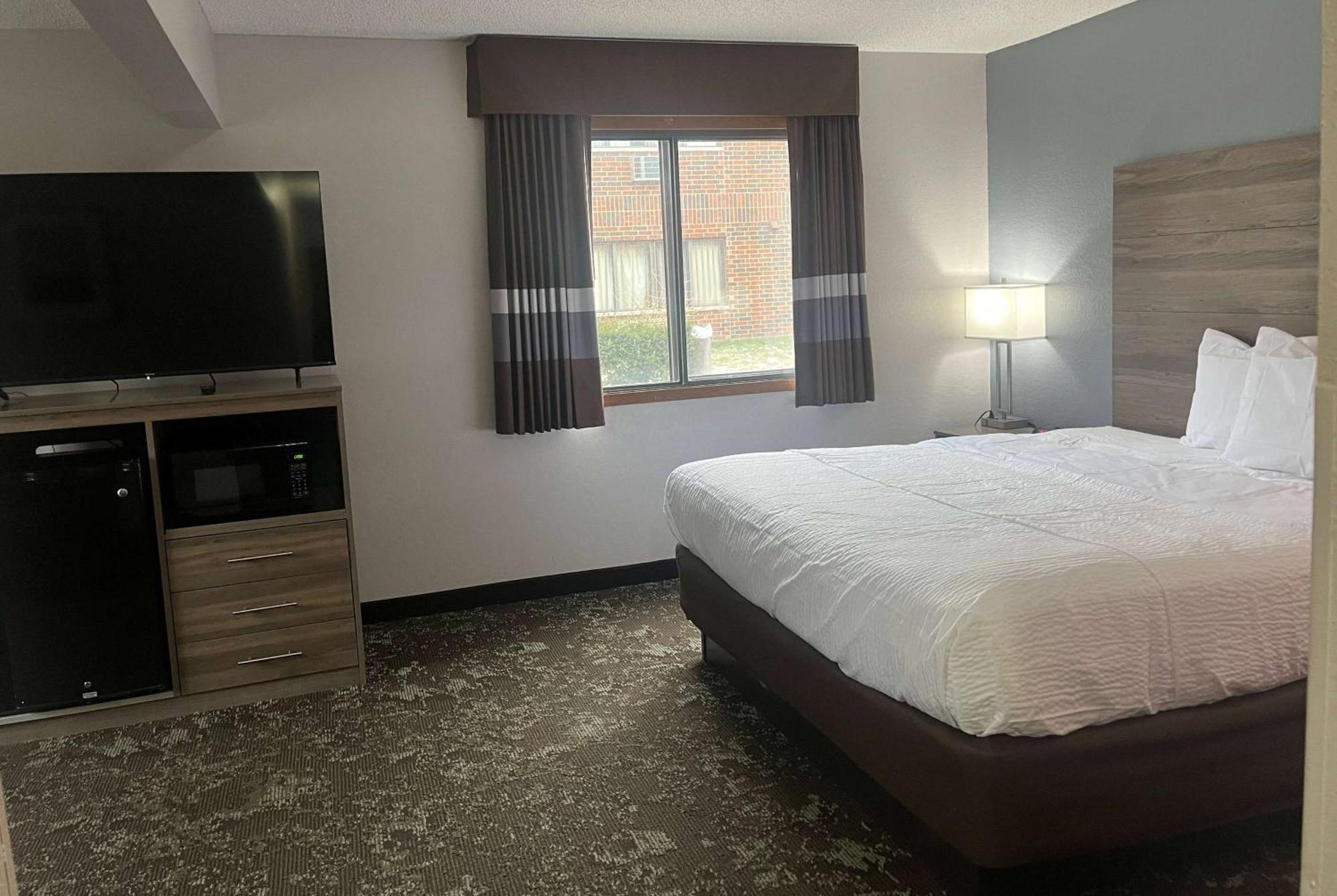 Отель Ramada By Wyndham Cedar Rapids South Экстерьер фото