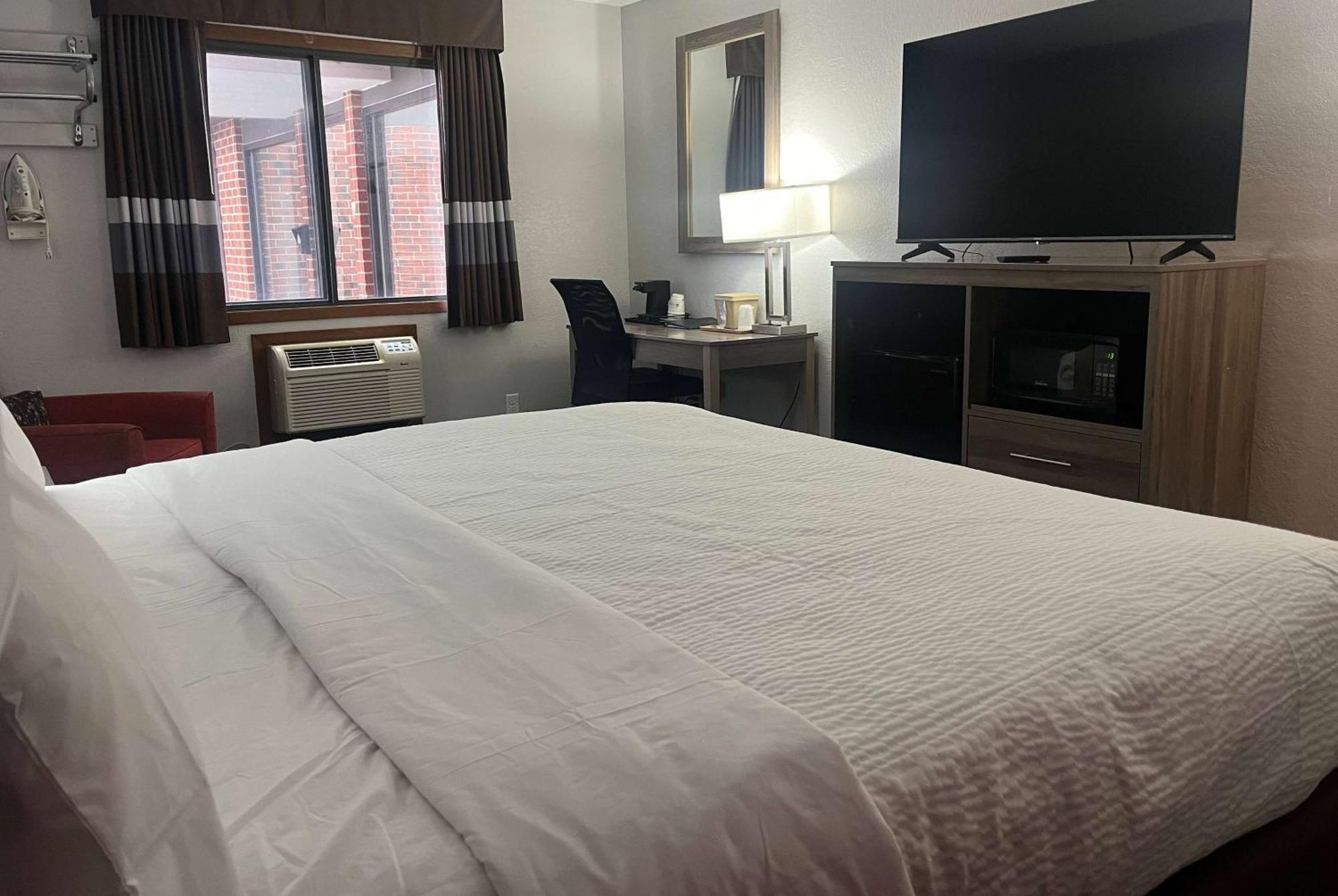 Отель Ramada By Wyndham Cedar Rapids South Экстерьер фото