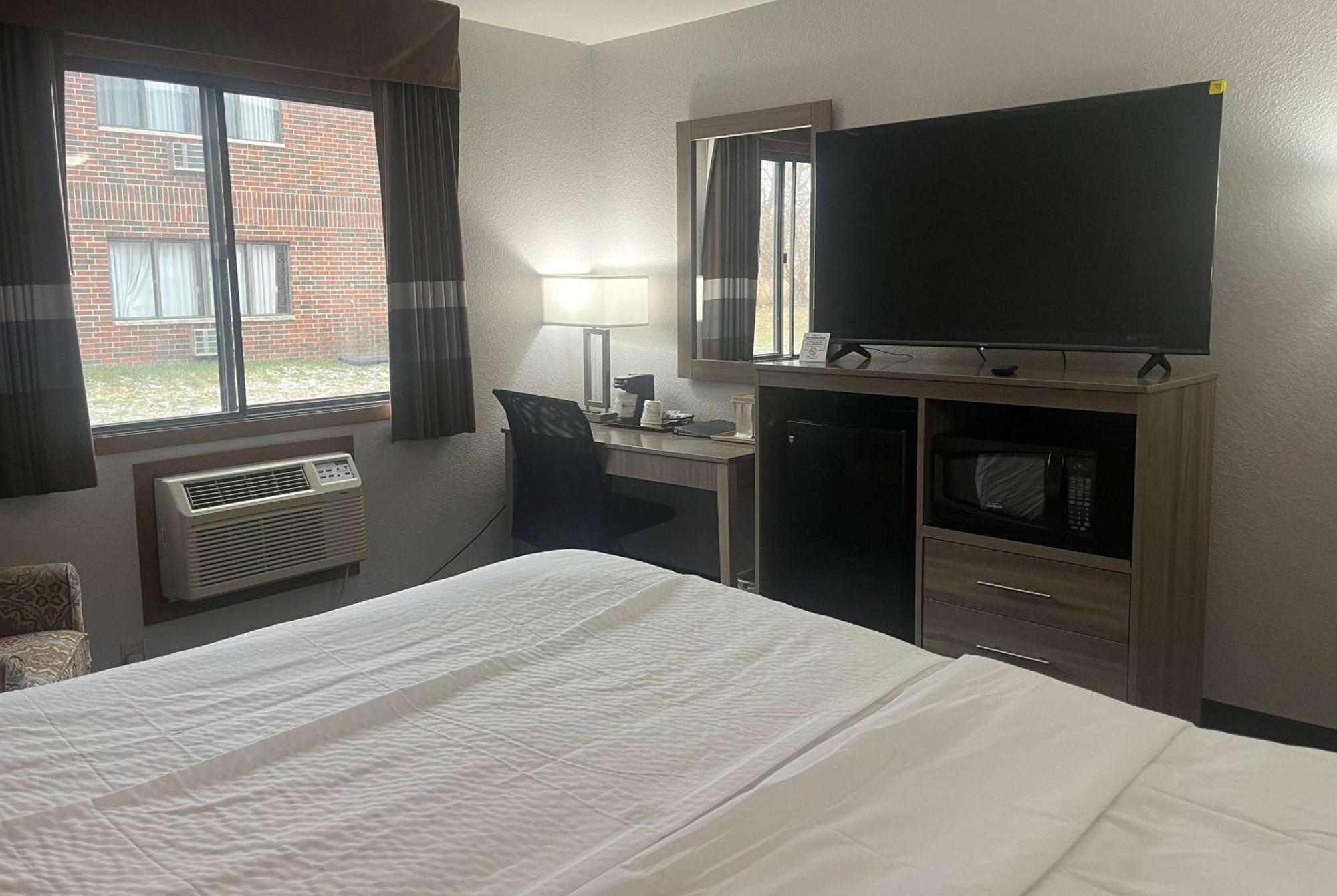 Отель Ramada By Wyndham Cedar Rapids South Экстерьер фото
