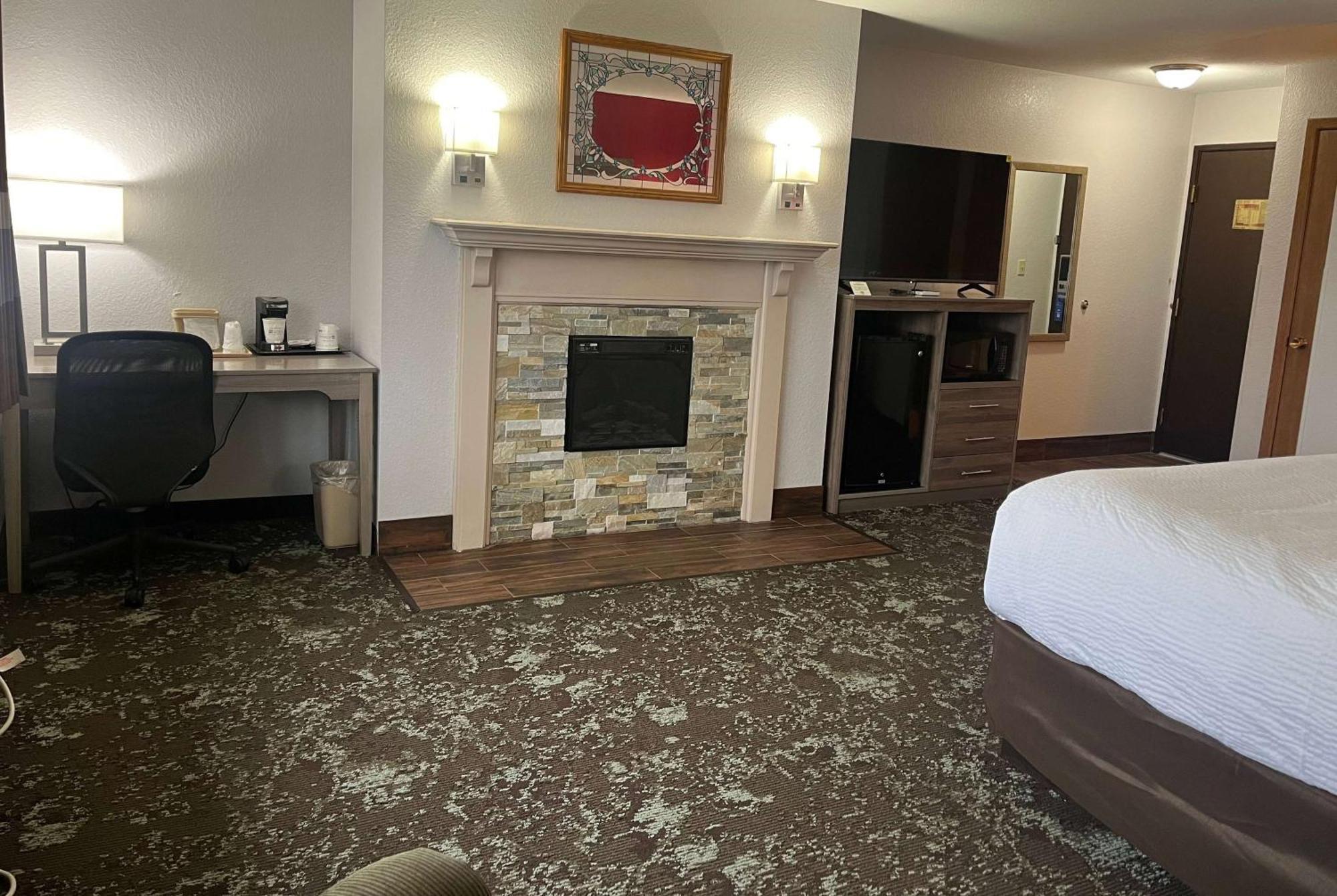 Отель Ramada By Wyndham Cedar Rapids South Экстерьер фото
