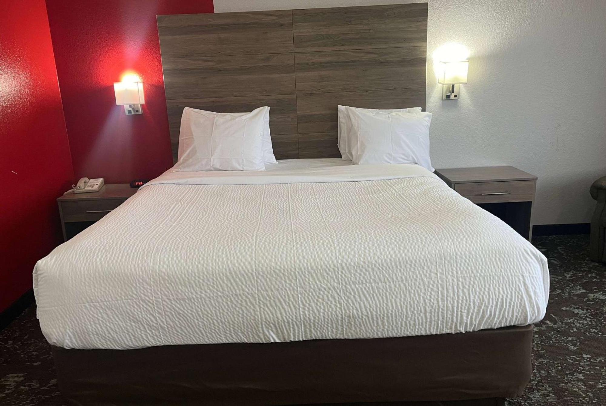 Отель Ramada By Wyndham Cedar Rapids South Экстерьер фото