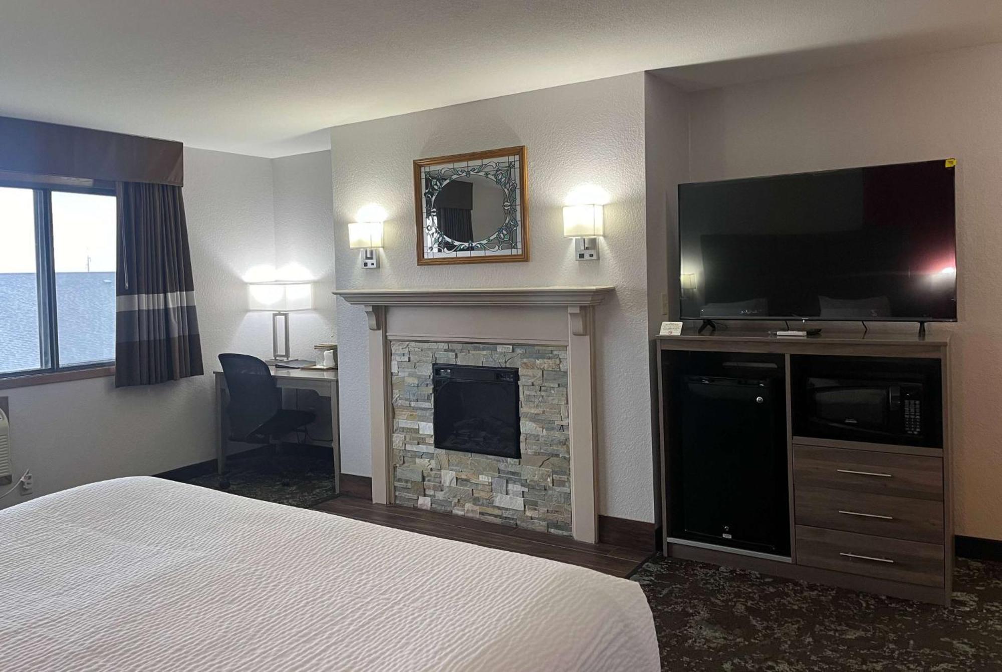 Отель Ramada By Wyndham Cedar Rapids South Экстерьер фото