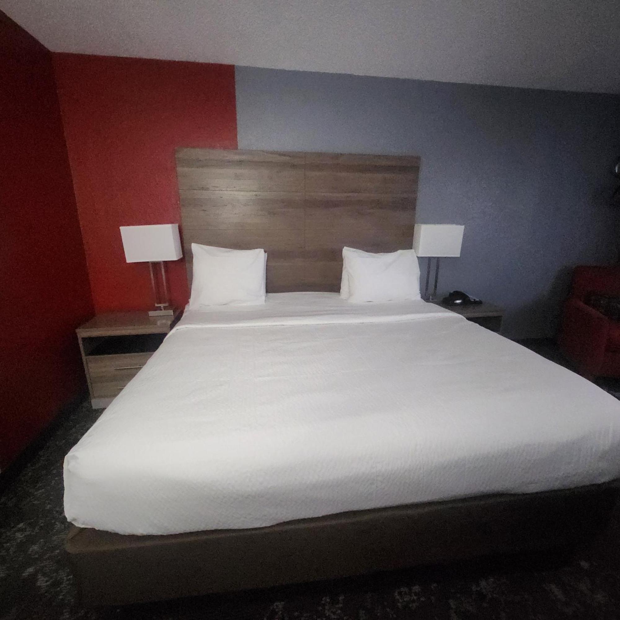 Отель Ramada By Wyndham Cedar Rapids South Экстерьер фото