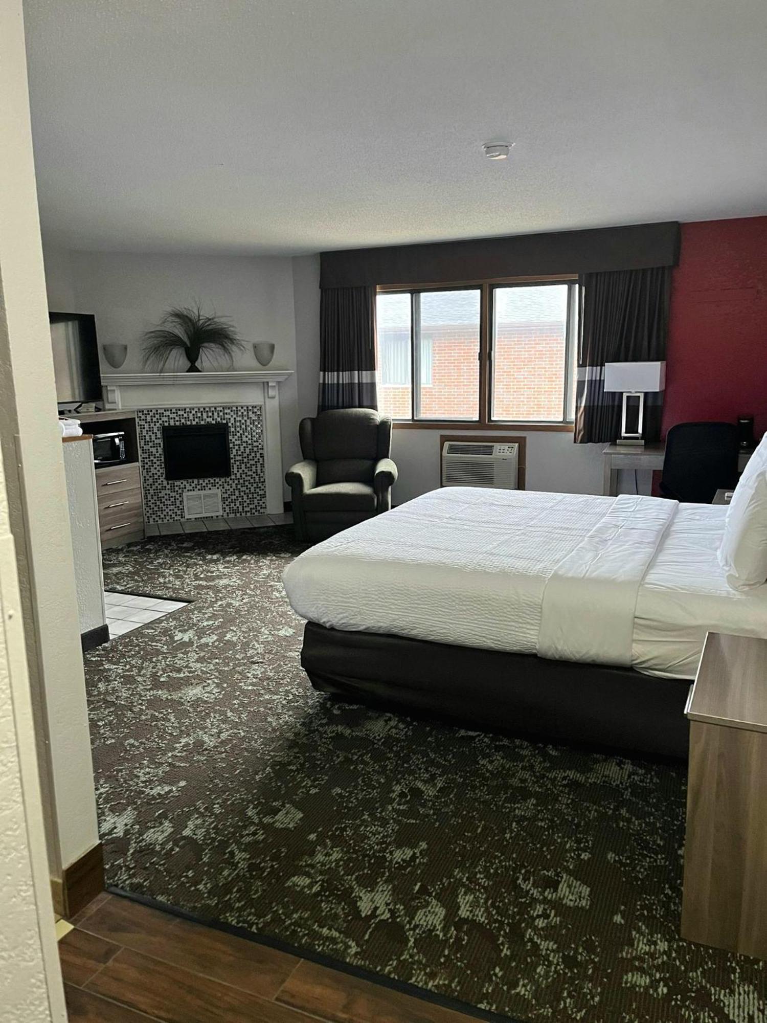 Отель Ramada By Wyndham Cedar Rapids South Экстерьер фото