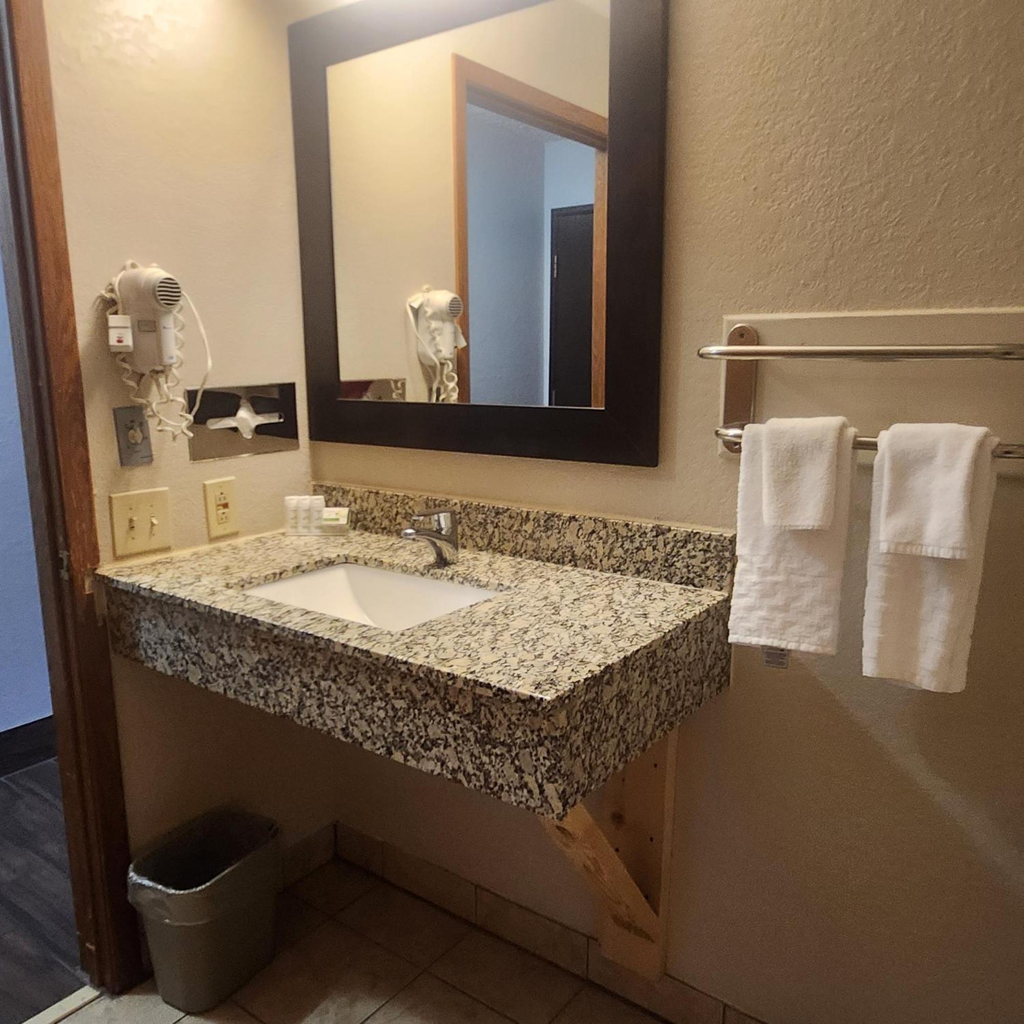 Отель Ramada By Wyndham Cedar Rapids South Экстерьер фото