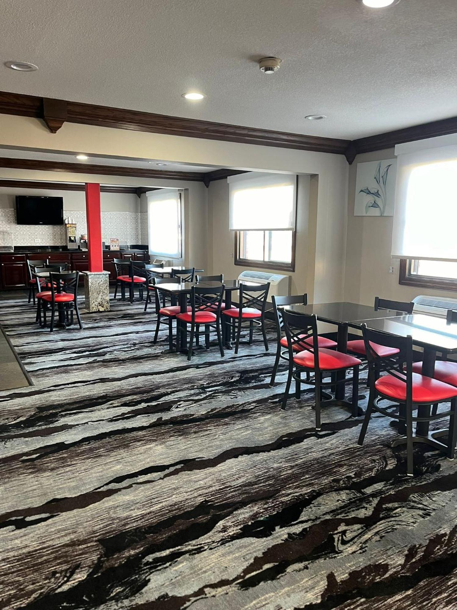 Отель Ramada By Wyndham Cedar Rapids South Экстерьер фото