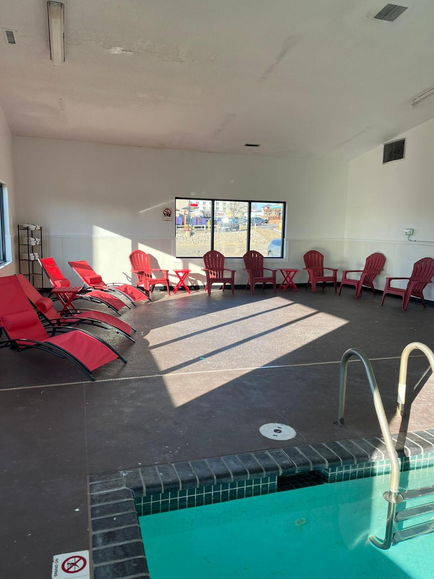 Отель Ramada By Wyndham Cedar Rapids South Экстерьер фото
