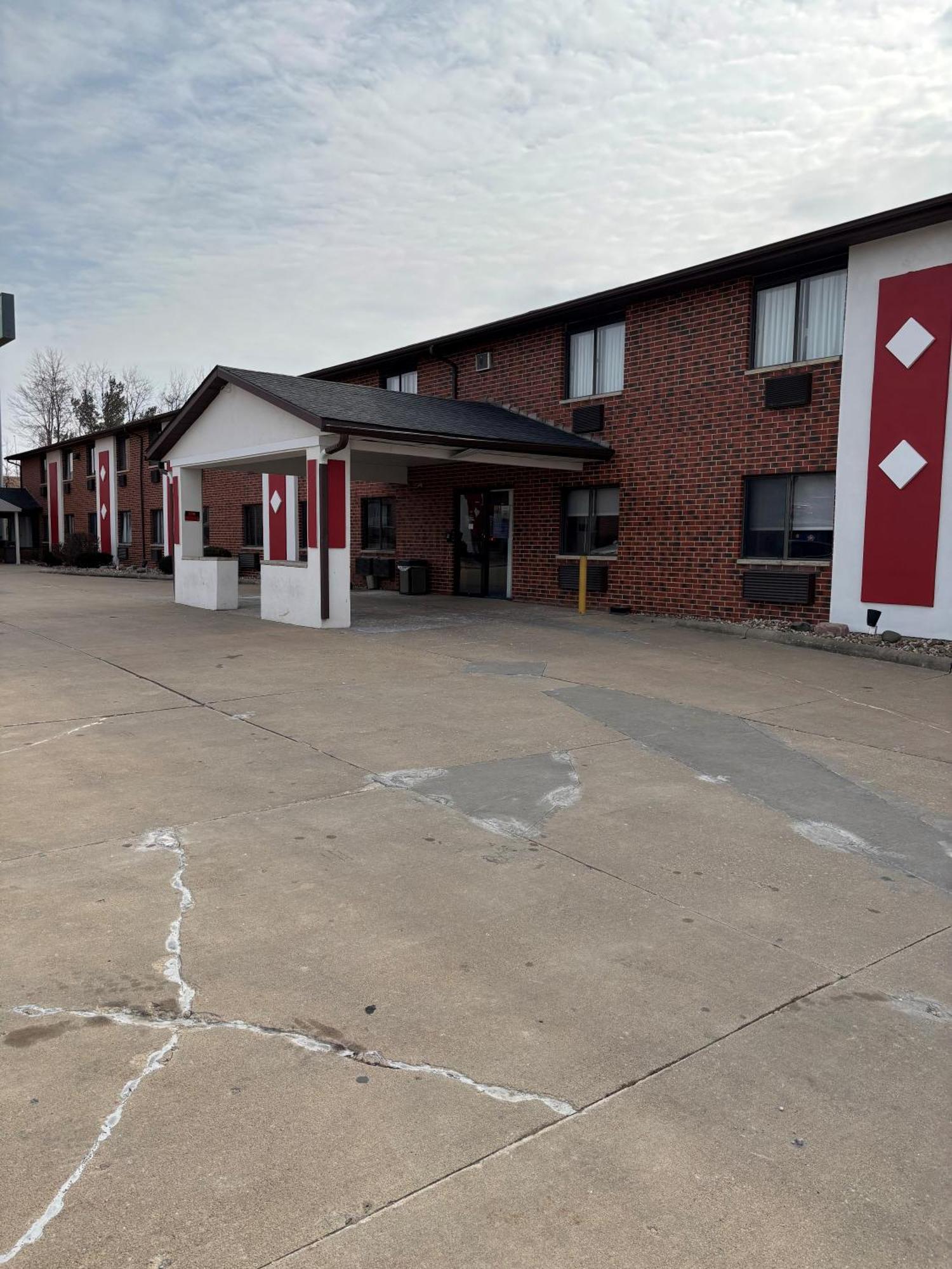 Отель Ramada By Wyndham Cedar Rapids South Экстерьер фото