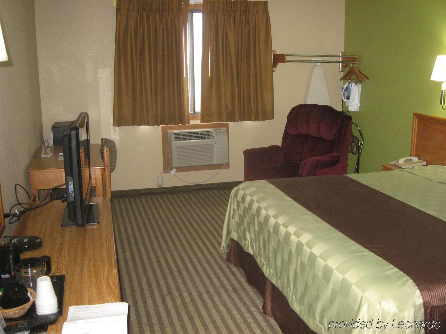 Отель Ramada By Wyndham Cedar Rapids South Номер фото