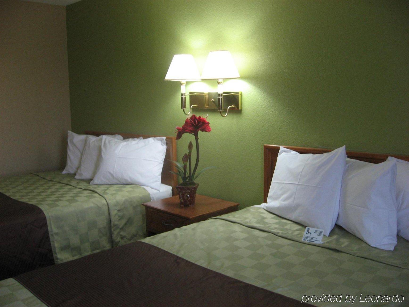 Отель Ramada By Wyndham Cedar Rapids South Номер фото