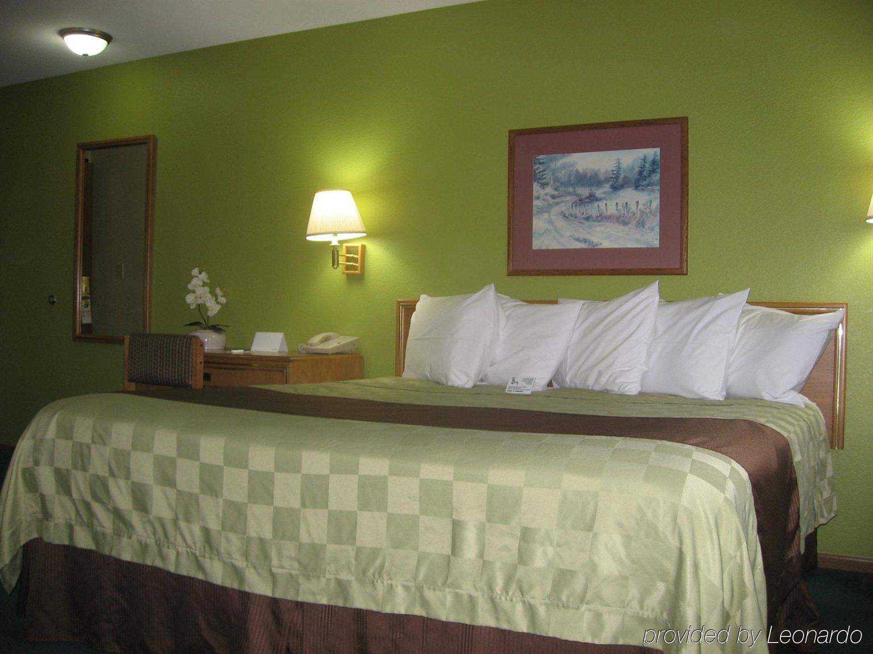 Отель Ramada By Wyndham Cedar Rapids South Номер фото